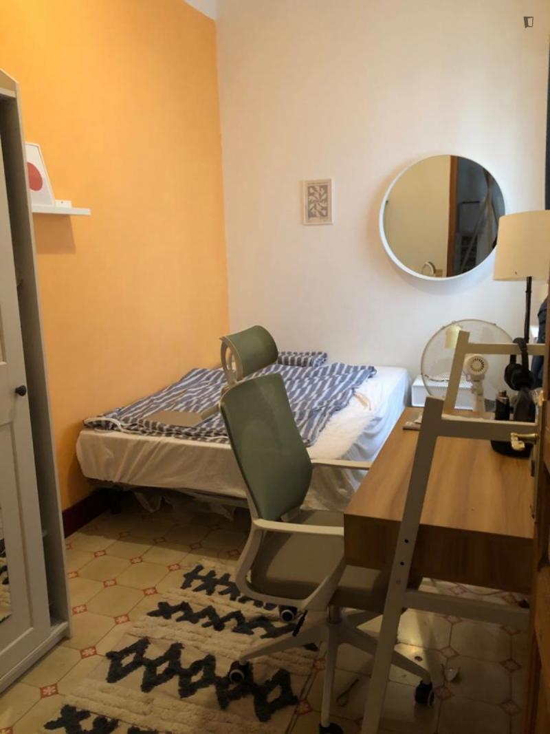 Furnished room in a 9-person shared flat in Eixample