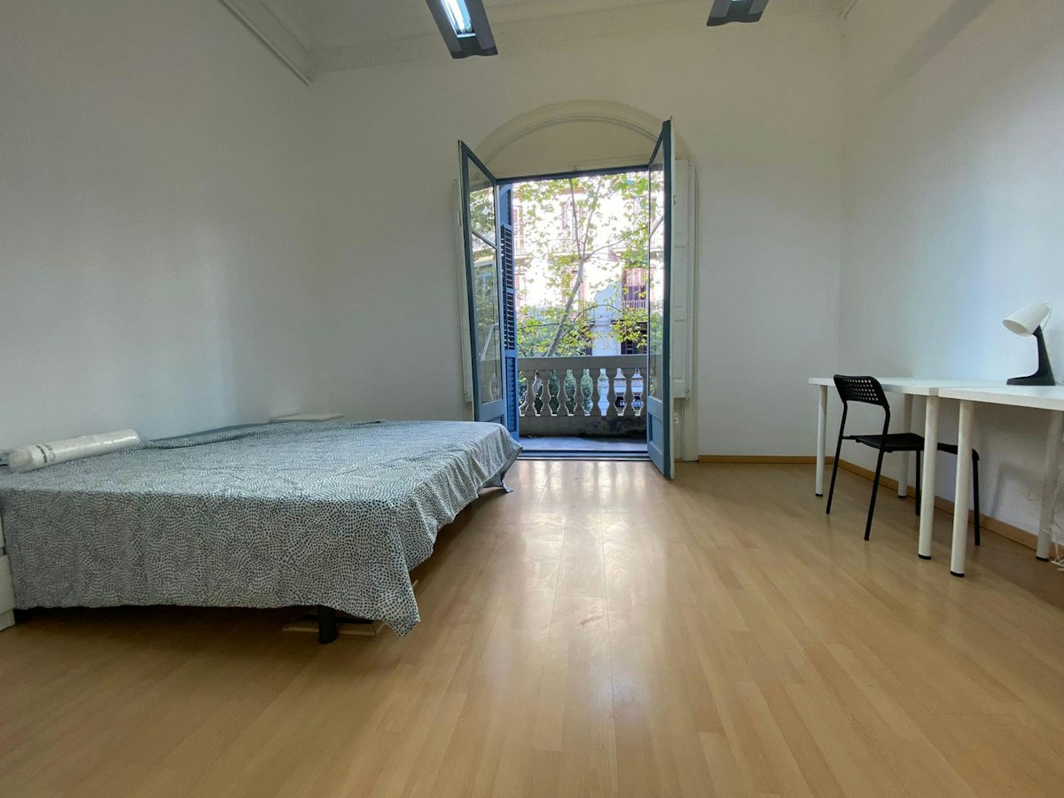 Furnished room in a 12-person shared flat in Eixample