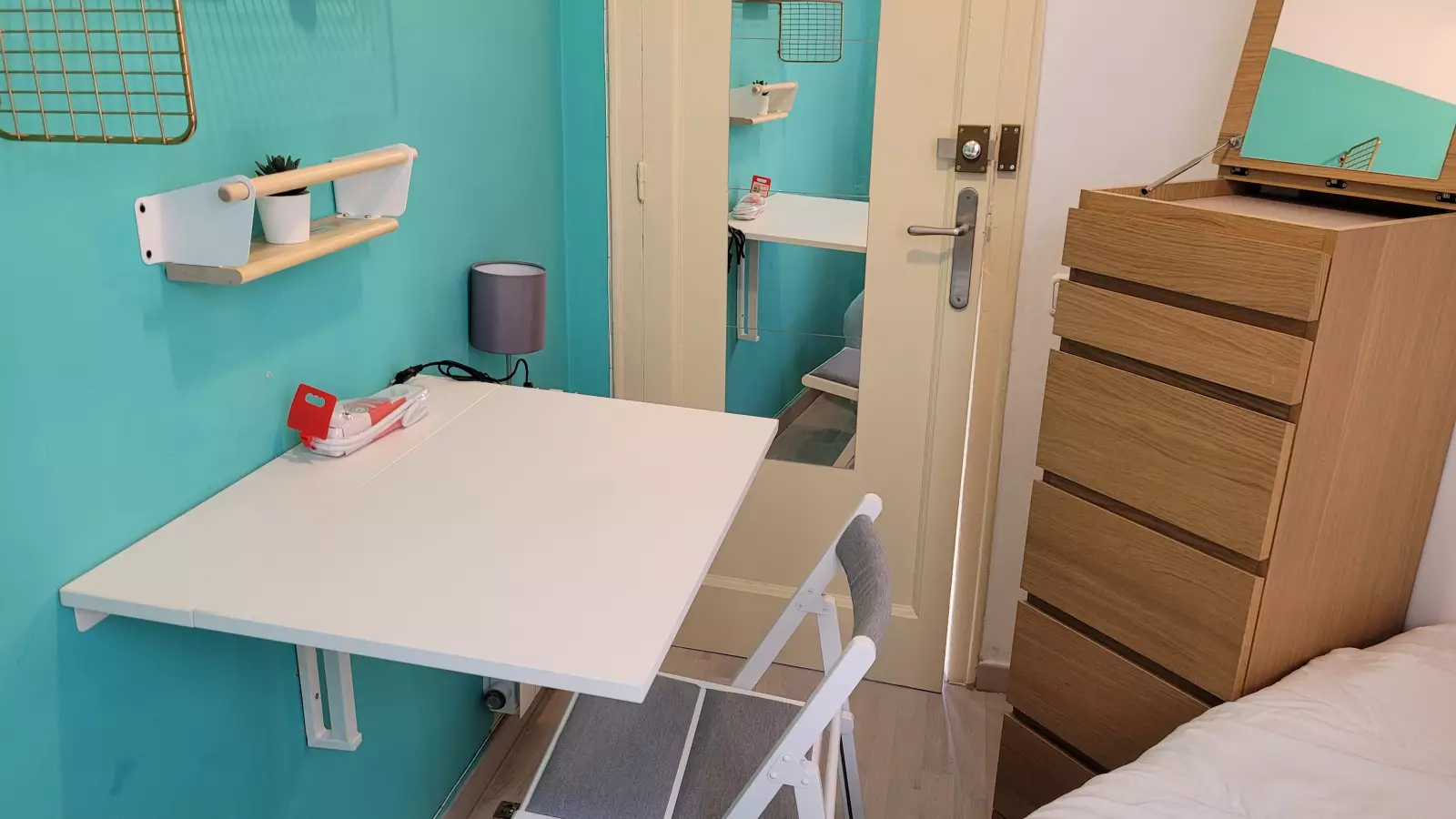 Furnished room in a shared flat in Eixample