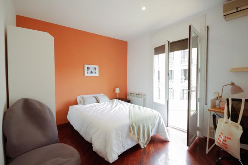 Furnished room in a 5-person shared flat in Eixample