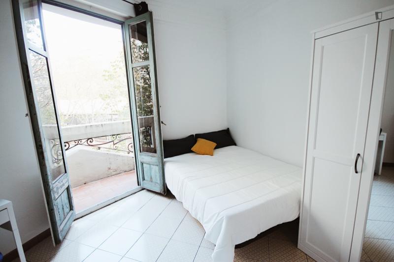 Furnished room in a 4-person shared flat in Gràcia