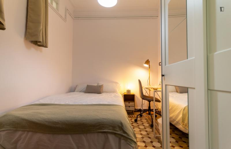Furnished room in a 9-person shared flat in Eixample
