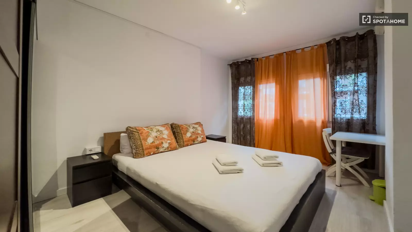 Furnished 2-bedroom flat in Eixample, 55 m²