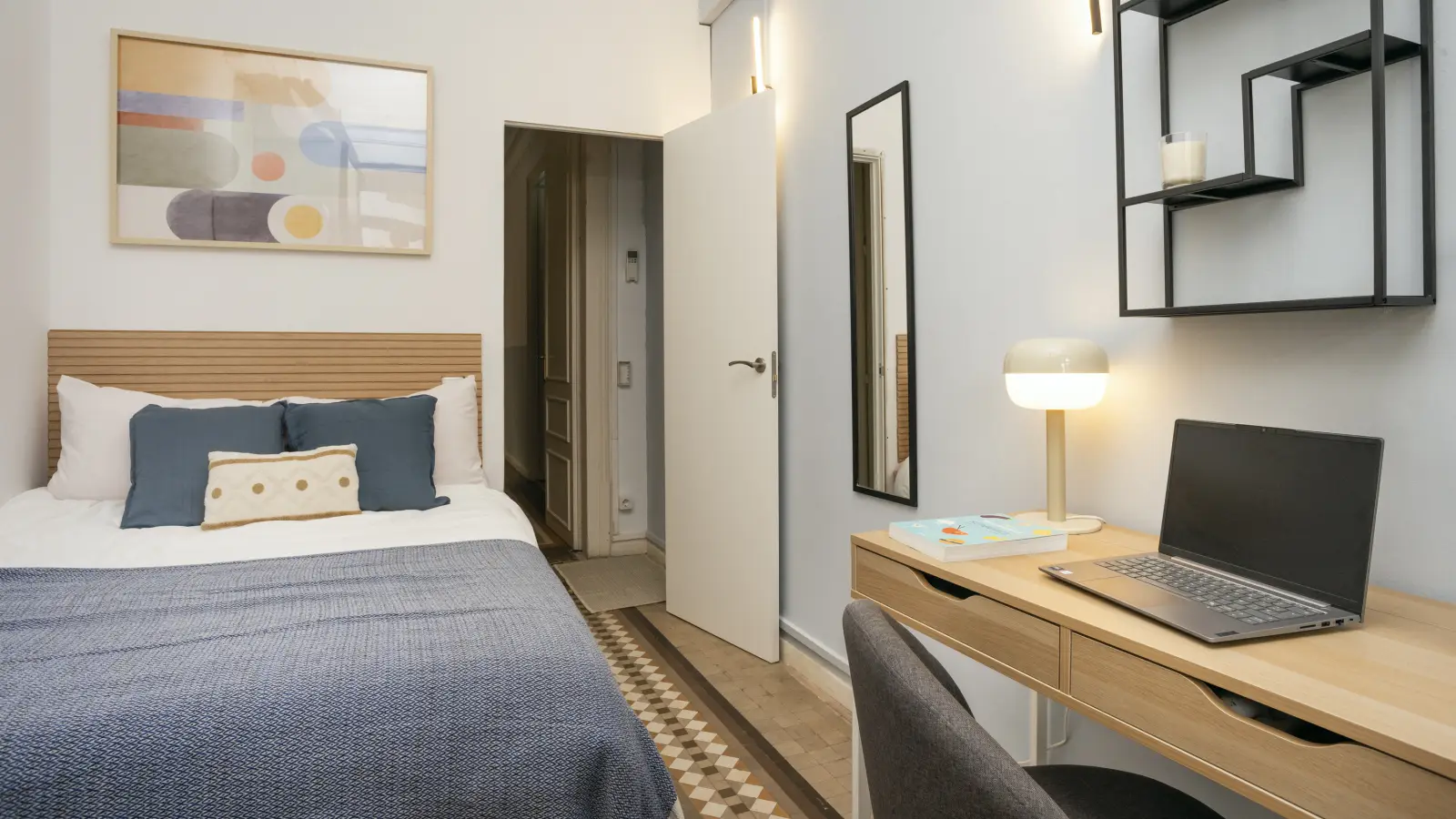 Furnished room in a 10-person shared flat in Eixample