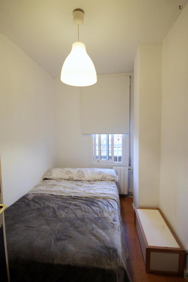 Furnished room in a 5-person shared flat in Eixample
