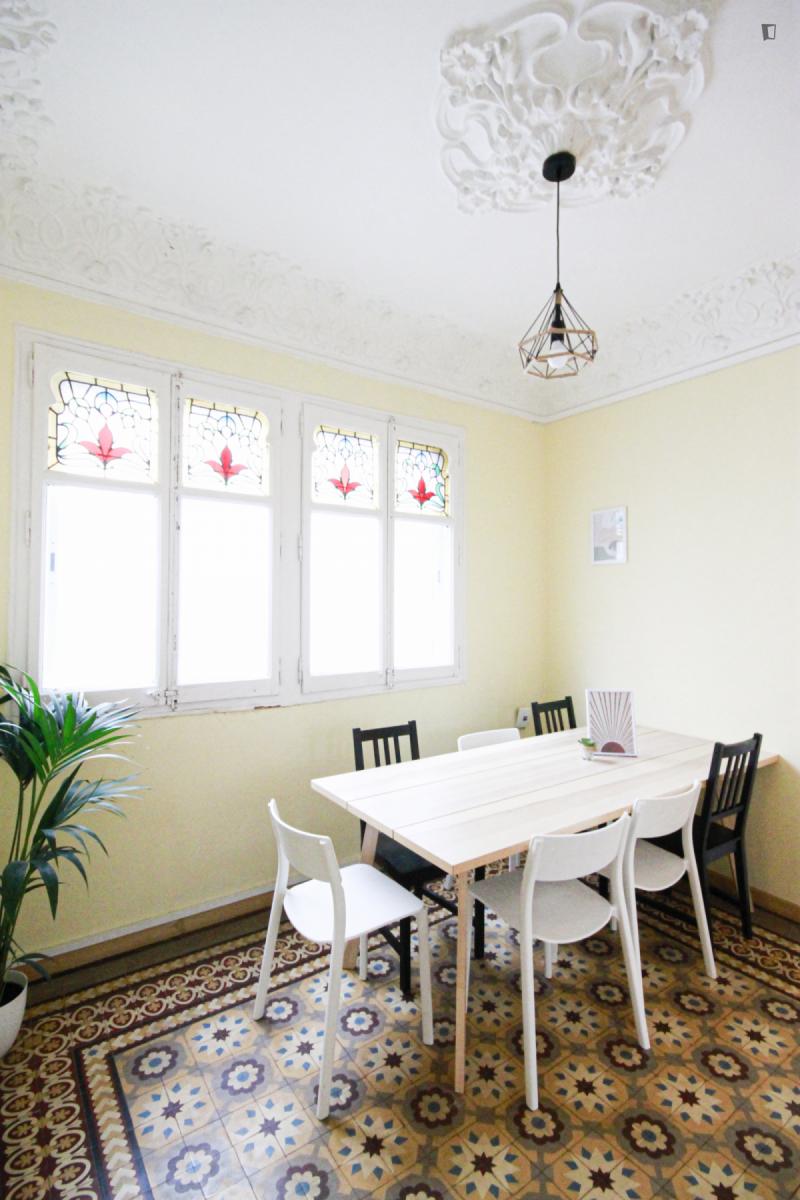 Furnished room in a 7-person shared flat in Eixample