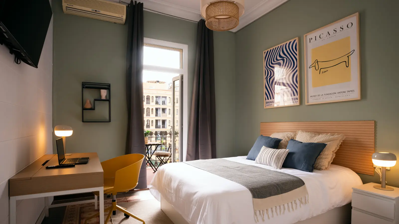 Furnished room in a 6-person shared flat in Eixample