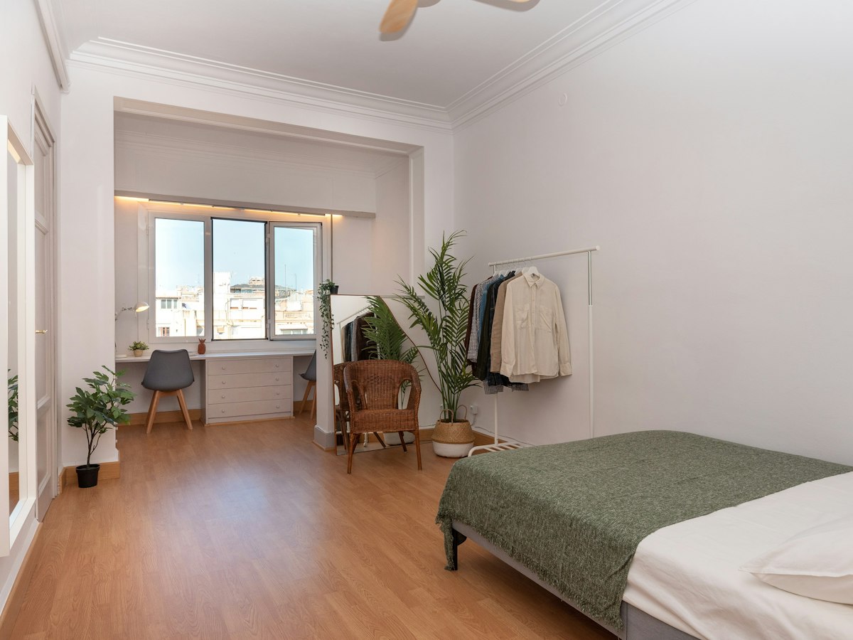 Furnished room in a 7-person shared flat in Eixample
