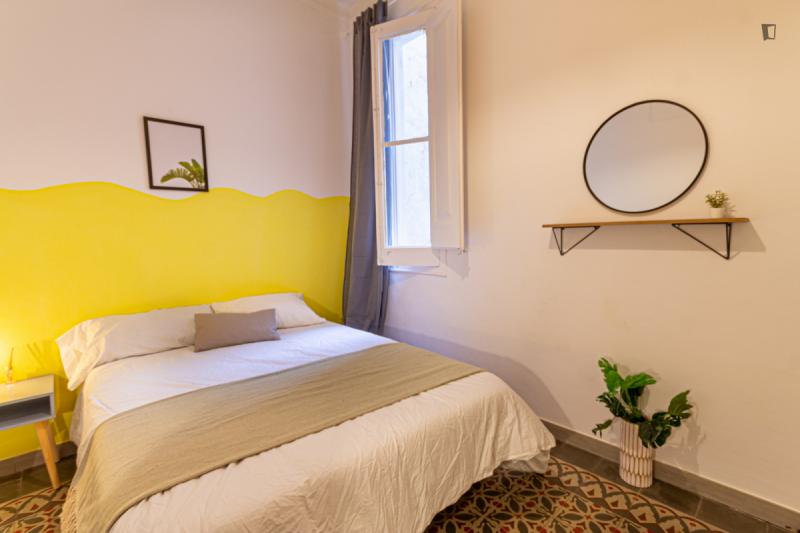 Furnished room in a 6-person shared flat in Eixample