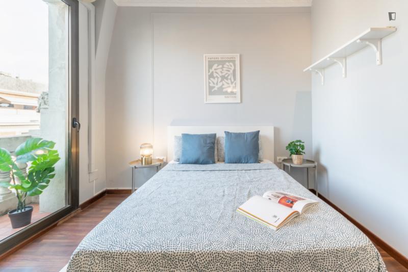Furnished room in a 9-person shared flat in Eixample