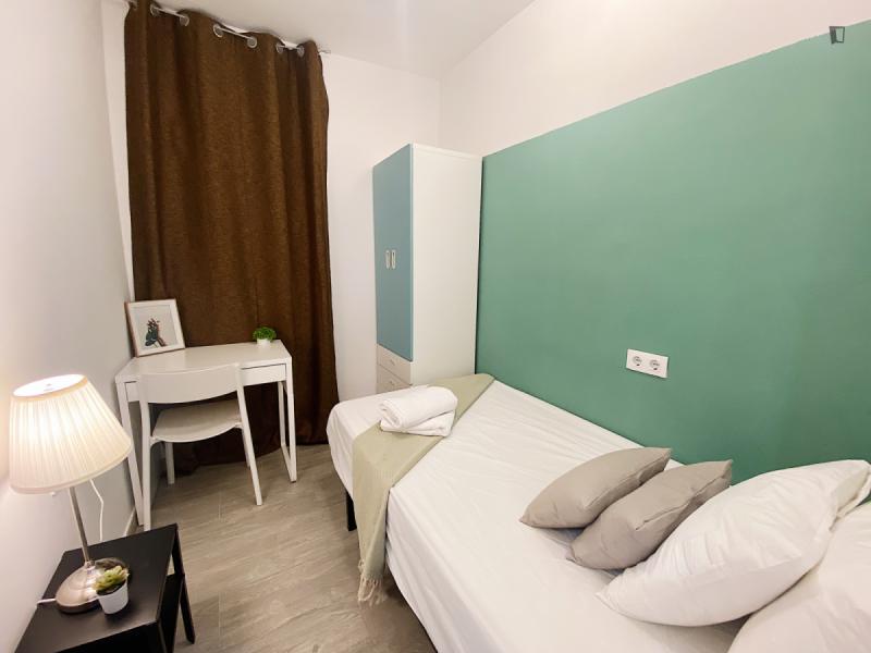 Furnished room in a 4-person shared flat in Eixample