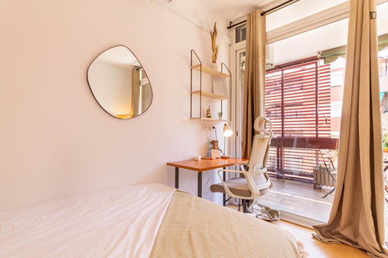Furnished room in a 5-person shared flat in Eixample
