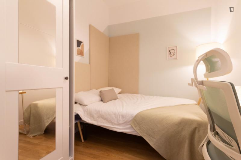 Furnished room in a 11-person shared flat in Ciutat Vella