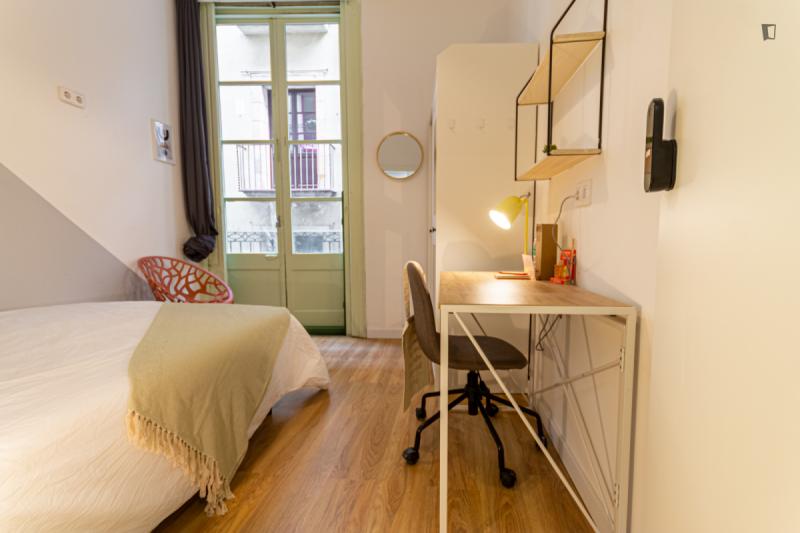 Furnished room in a 6-person shared flat in Ciutat Vella