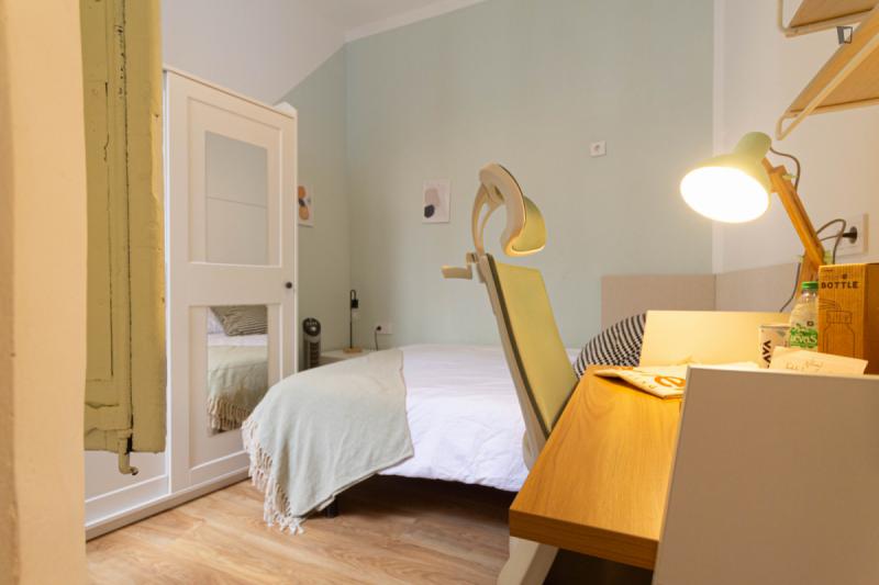 Furnished room in a 11-person shared flat in Ciutat Vella