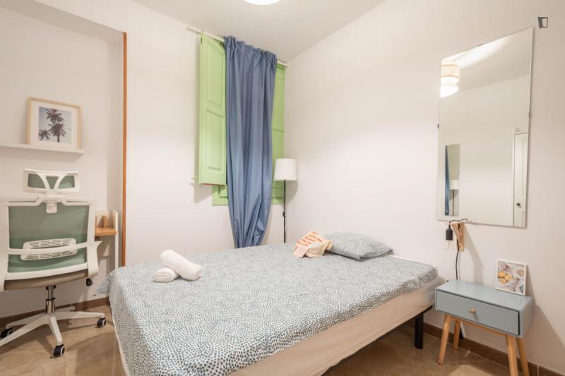 Furnished room in a 4-person shared flat in Eixample