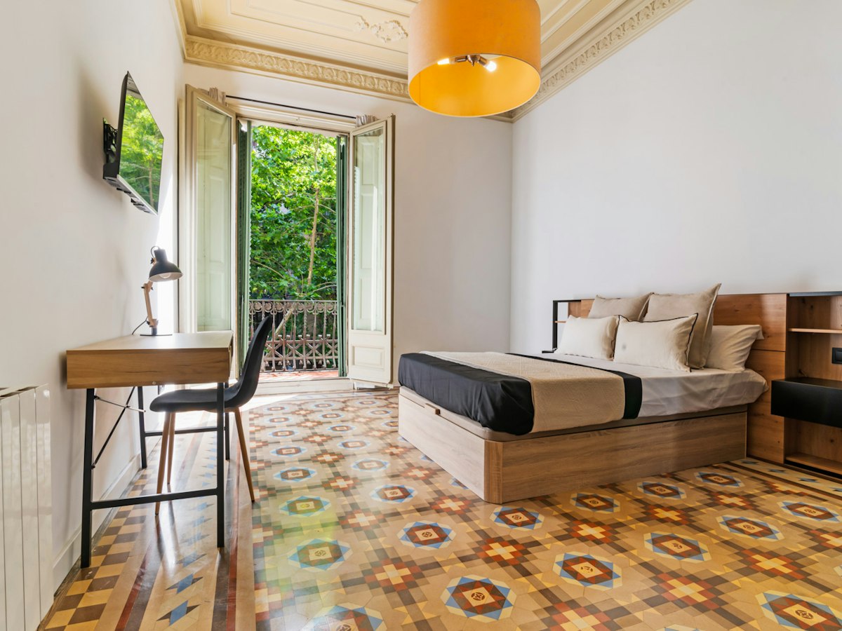 Furnished room in a 9-person shared flat in Eixample