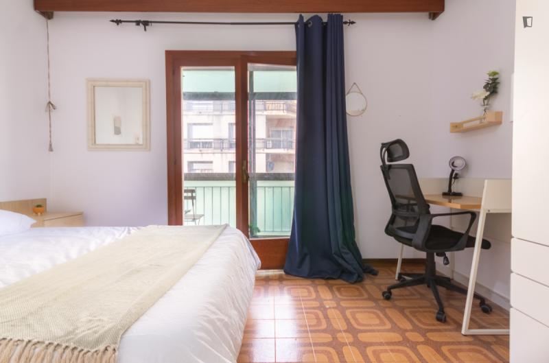 Furnished room in a 4-person shared flat in Eixample