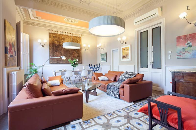 Furnished 3-bedroom flat in Eixample