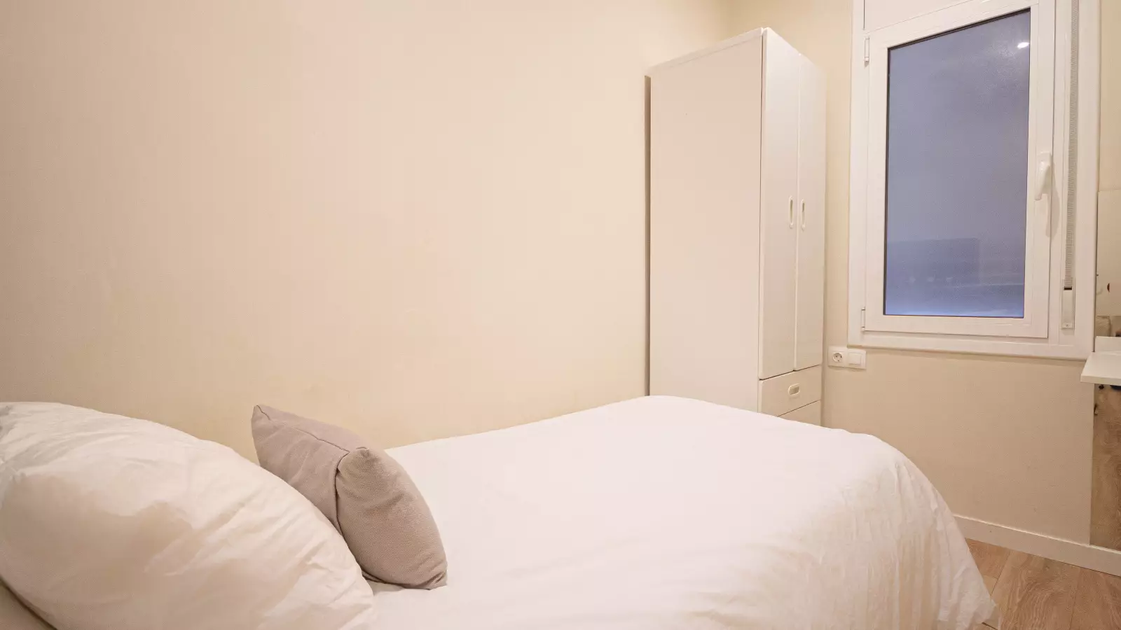 Furnished room in a shared flat in Eixample