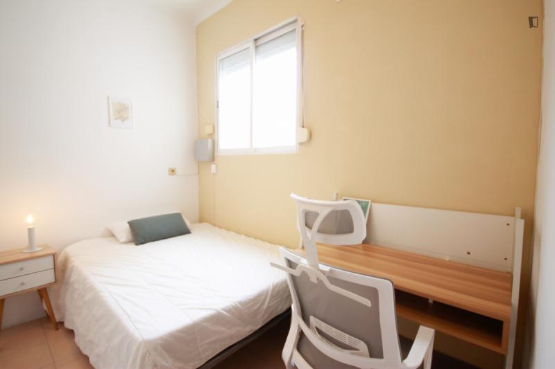 Furnished room in a 9-person shared flat in Eixample