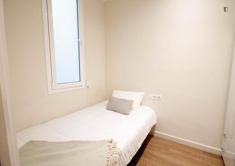 Furnished room in a 3-person shared flat in Eixample
