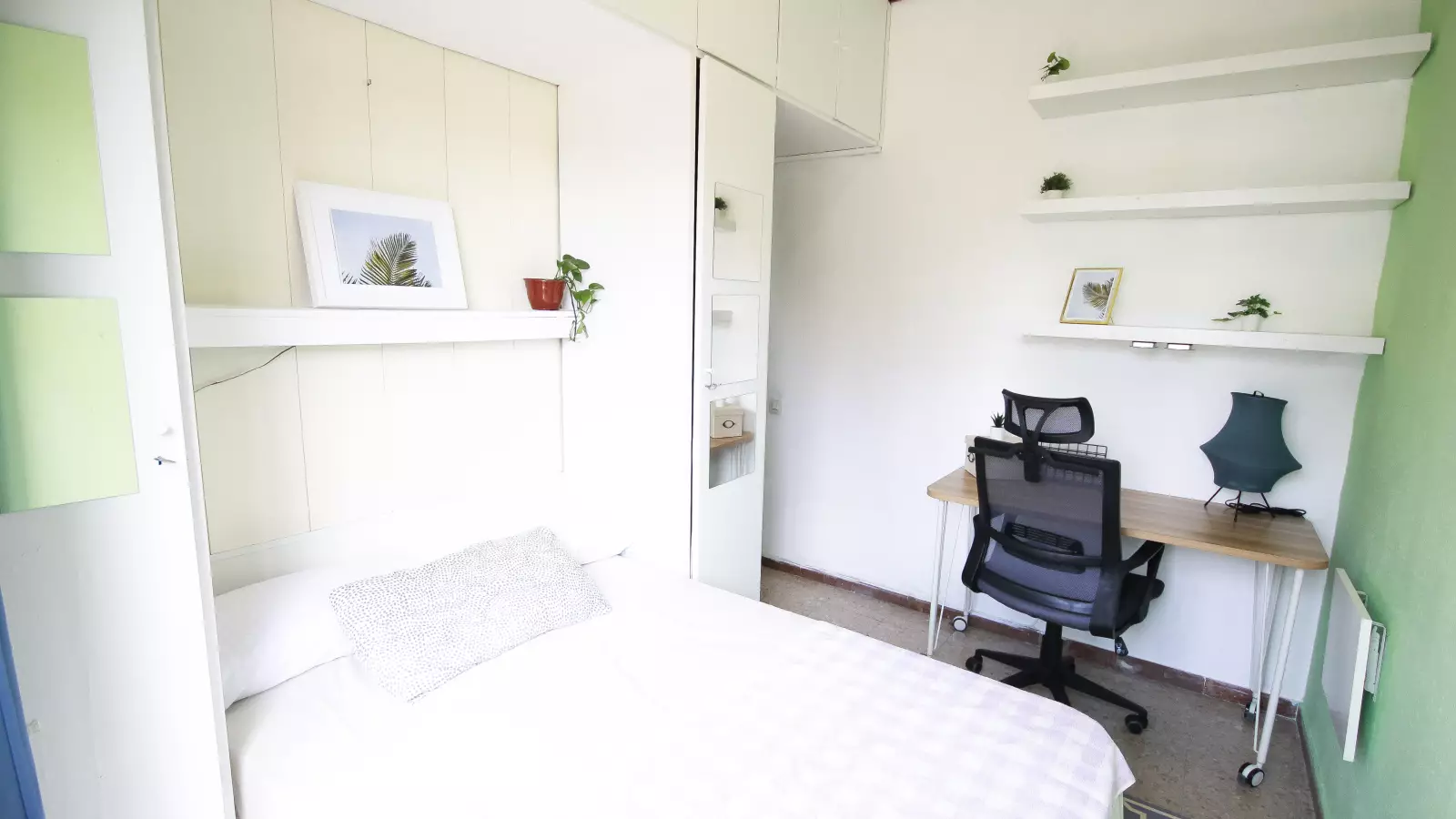 Furnished room in a 5-person shared flat in Eixample