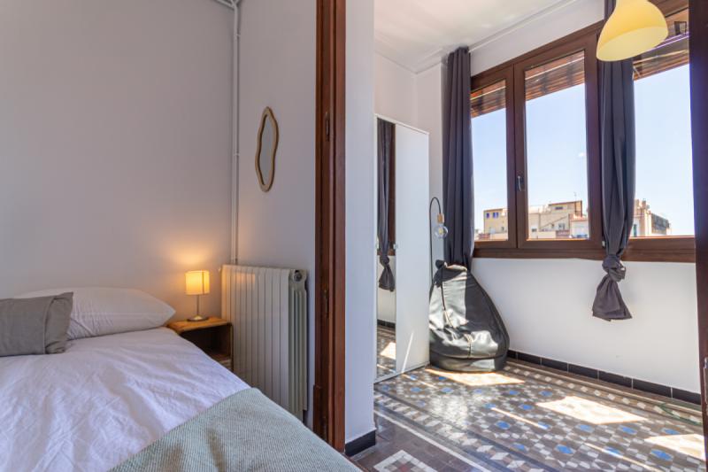 Furnished room in a 9-person shared flat in Eixample
