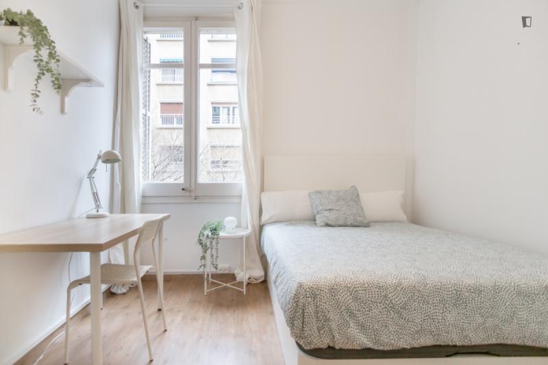 Furnished room in a 4-person shared flat in Eixample