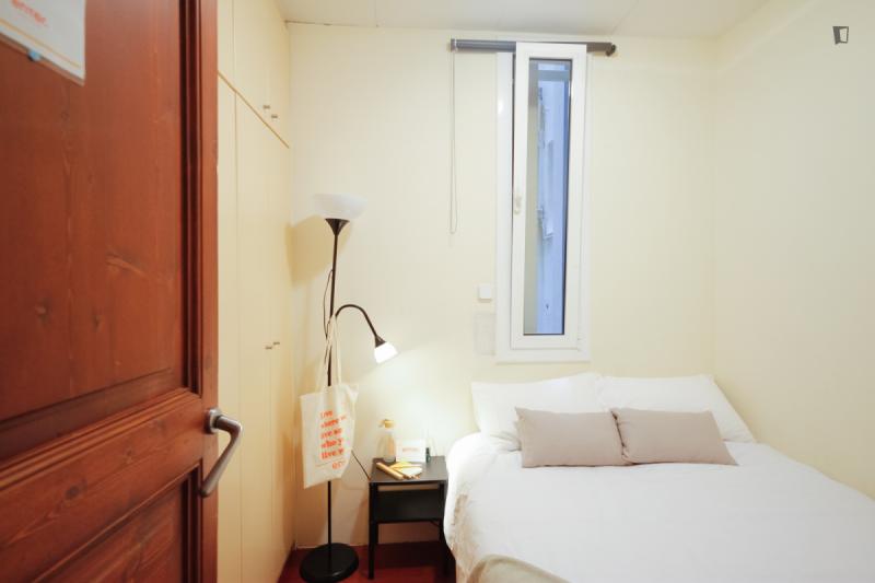 Furnished room in a 5-person shared flat in Gràcia