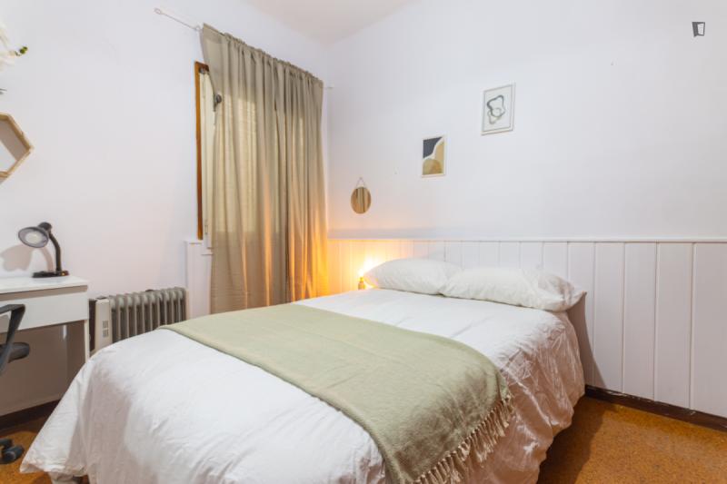 Habitación amueblada en piso compartido de 4 personas en Eixample
