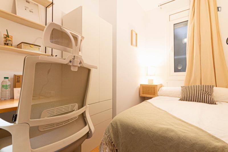 Furnished room in a 5-person shared flat in Eixample