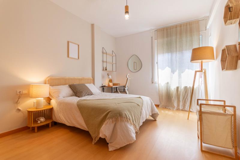 Furnished room in a 5-person shared flat in Eixample