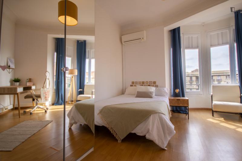 Furnished room in a 6-person shared flat in Eixample
