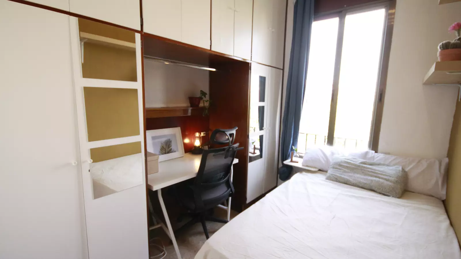 Furnished room in a 5-person shared flat in Eixample
