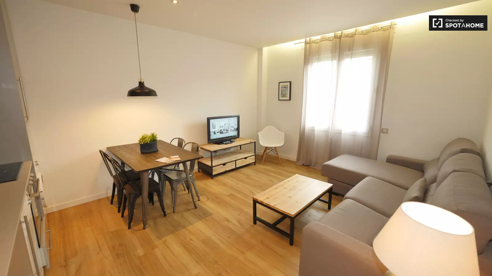Furnished 2-bedroom flat in Eixample, 60 m²