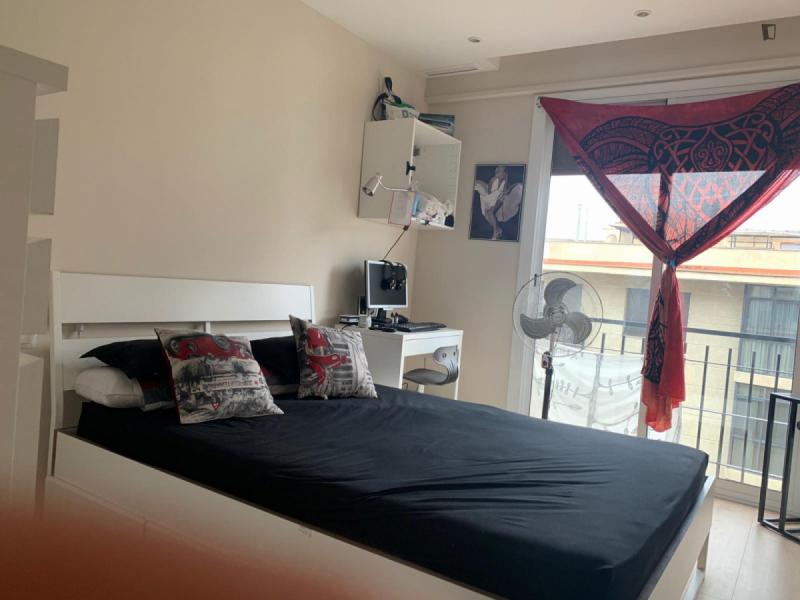 Furnished room in a 4-person shared flat in Eixample