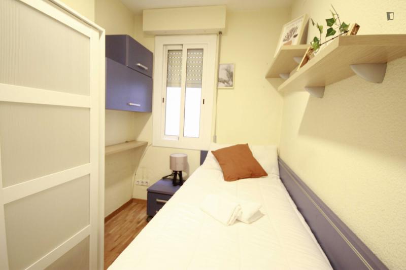 Furnished room in a 5-person shared flat in Eixample