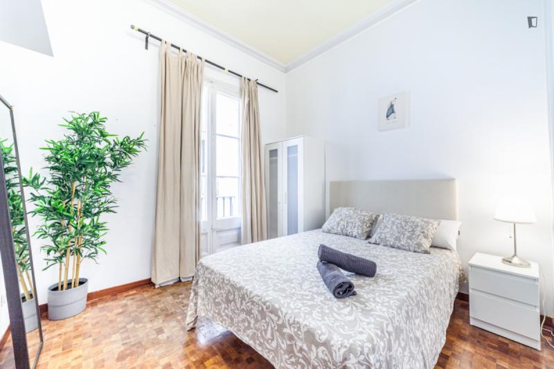 Furnished room in a 9-person shared flat in Eixample