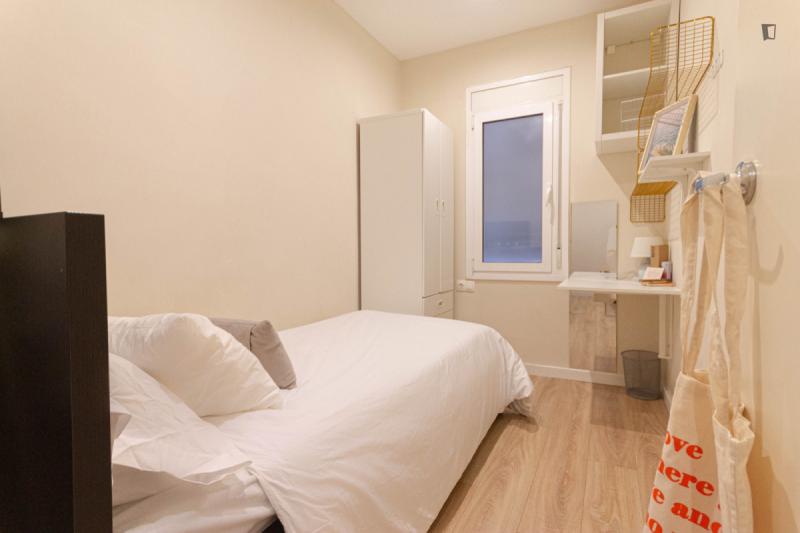 Habitación amueblada en piso compartido de 4 personas en Eixample