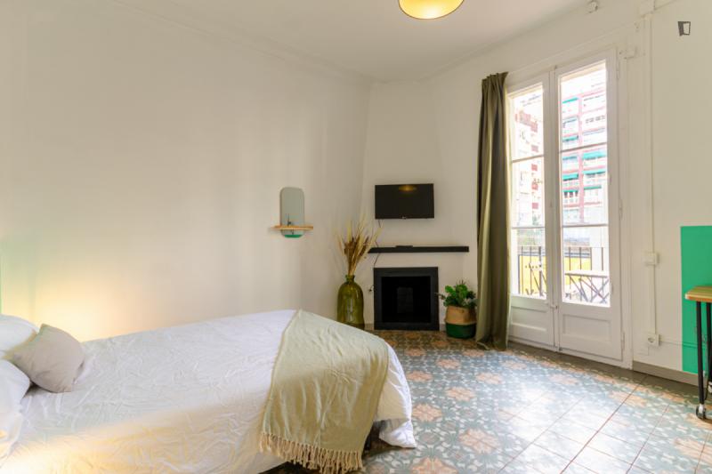 Furnished room in a 6-person shared flat in Eixample