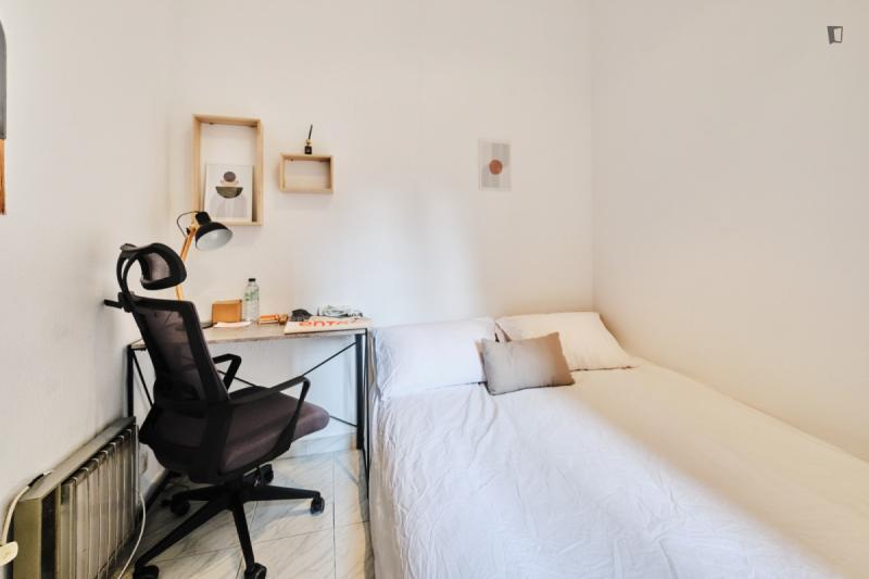 Furnished room in a 4-person shared flat in Gràcia