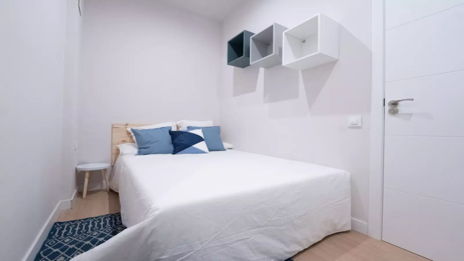 Furnished room in a 5-person shared flat in Eixample