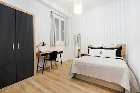 Furnished room in a 13-person shared flat in Ciutat Vella