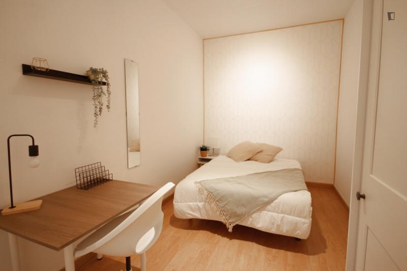 Furnished room in a 6-person shared flat in Eixample