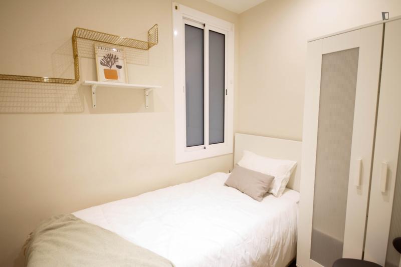 Furnished room in a 4-person shared flat in Eixample