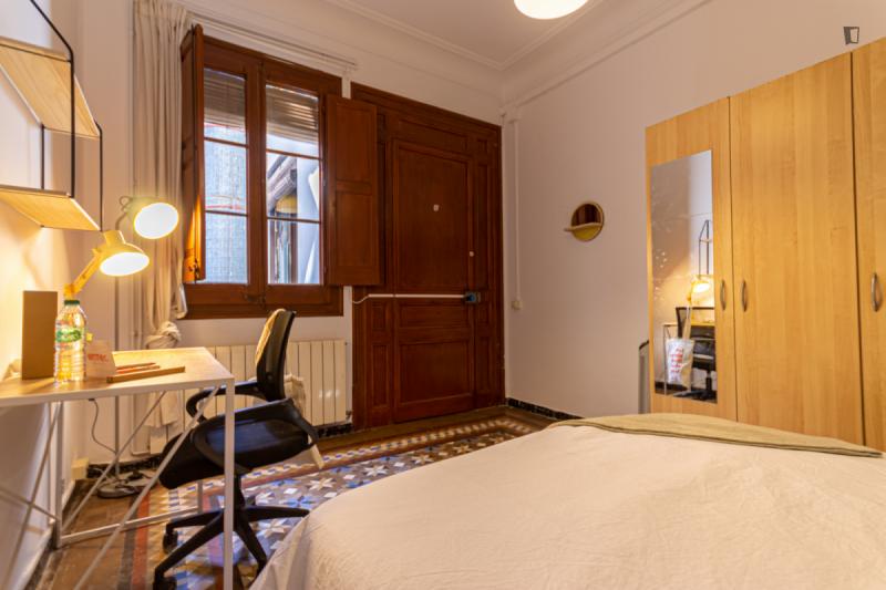 Furnished room in a 9-person shared flat in Eixample
