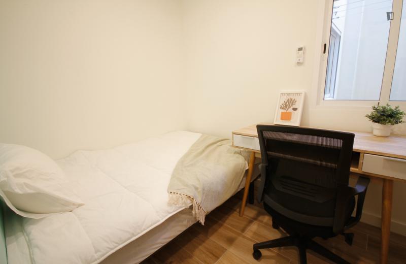 Furnished room in a 4-person shared flat in Eixample
