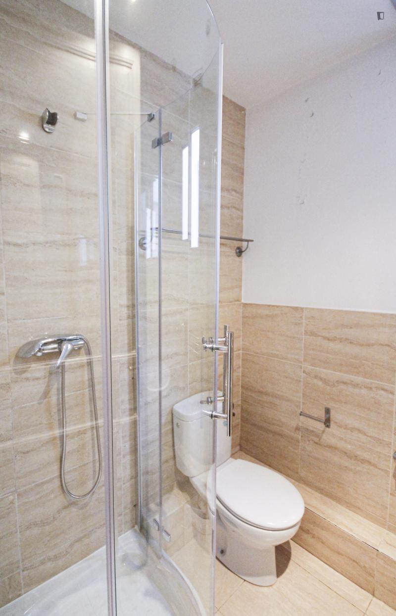 Furnished room in a 7-person shared flat in Eixample