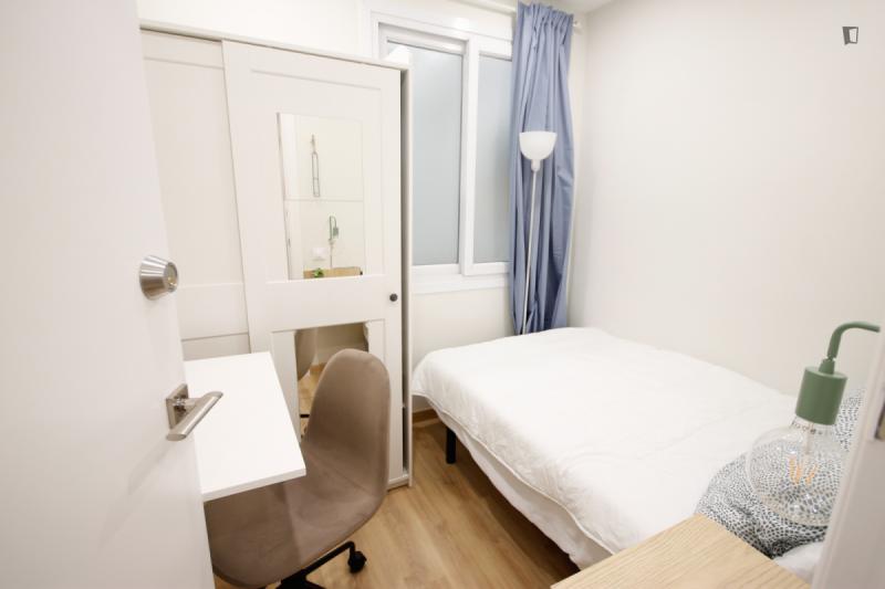 Furnished room in a 6-person shared flat in Gràcia